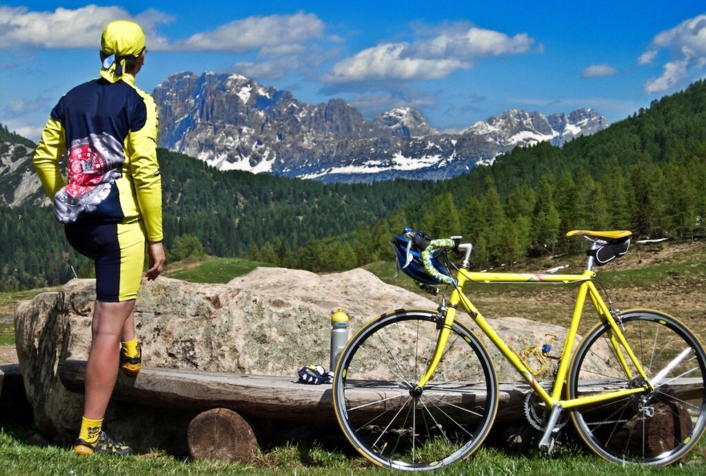 Ein Radfahrer vor der Passo San Pellegrino