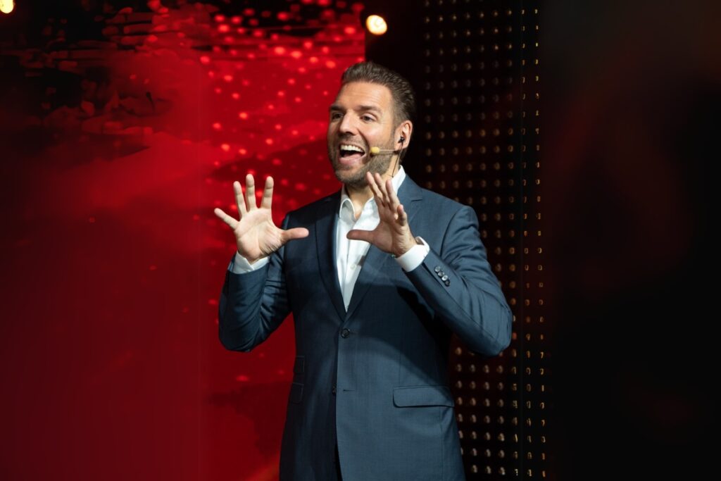 Keynote Speaker Ronny Leber hält einen Vortrag